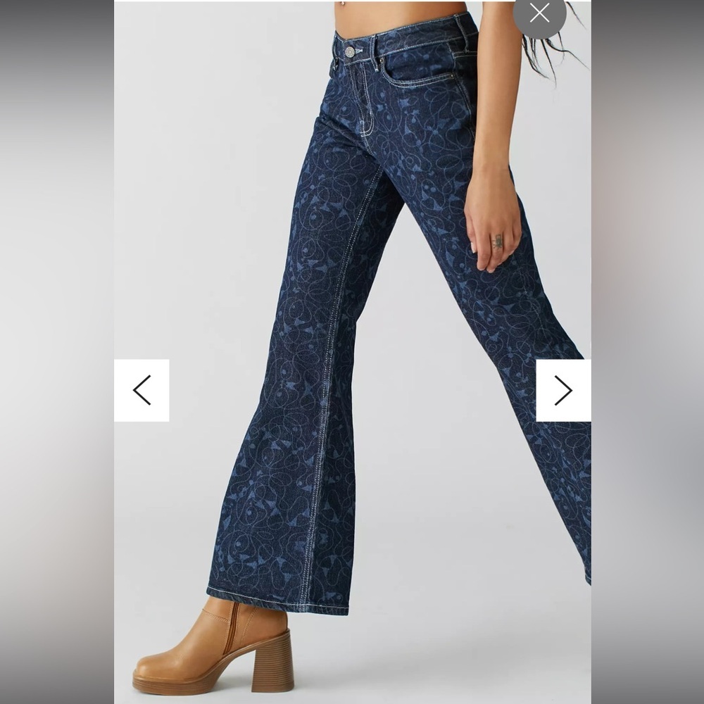 BDG Low Rise Bootcut/Flare Printed Jean size 26